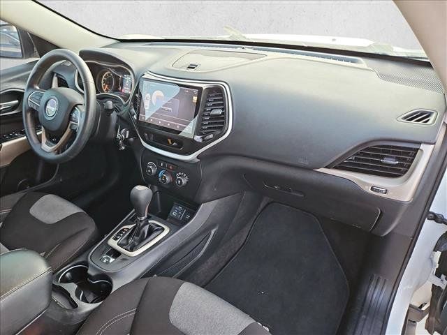 Used 2018 Jeep Cherokee Latitude FWD image 22