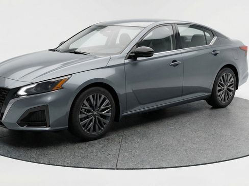 Used 2025 Nissan Altima 2.5 SV image 3