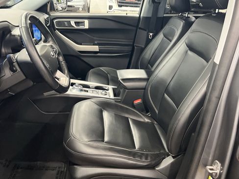 Used 2022 Ford Explorer XLT w/ Equipment Group 202A AWD/4WD image 11