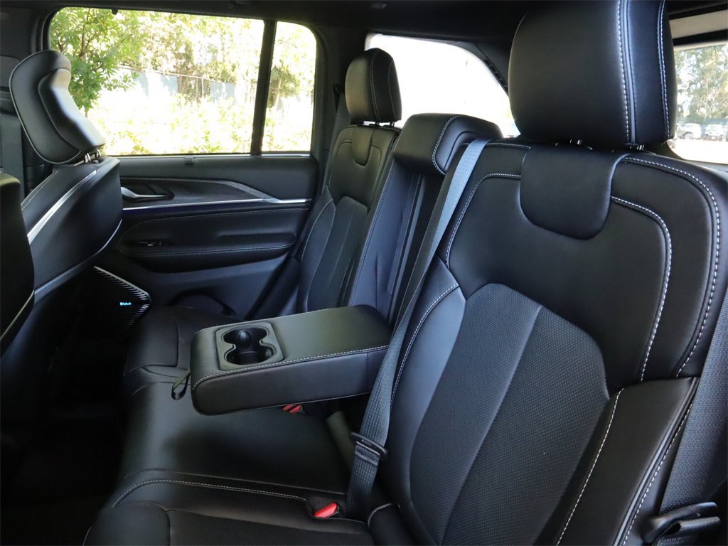 New 2023 Jeep Grand Cherokee Overland w/ Luxury Tech Group IV AWD/4WD image 25