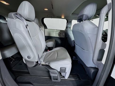 Used 2024 Toyota Sienna Limited image 32