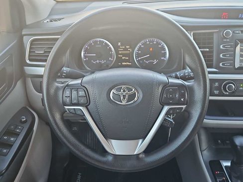 Used 2019 Toyota Highlander LE image 11