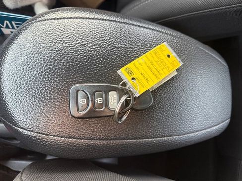 Used 2017 Hyundai Veloster Base image 28