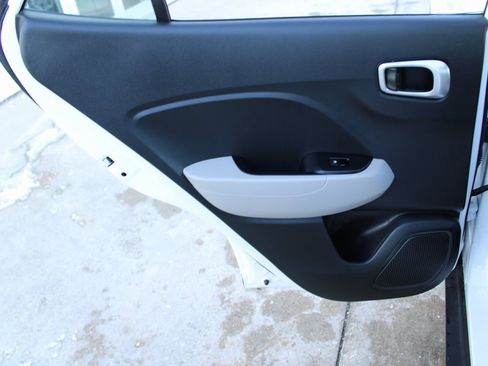 Used 2020 Hyundai Venue SEL image 19