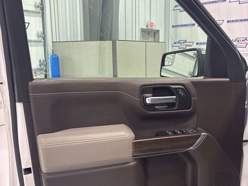 Used 2022 Chevrolet Silverado 1500 LT w/ Z71 Off-Road Package AWD/4WD image 19