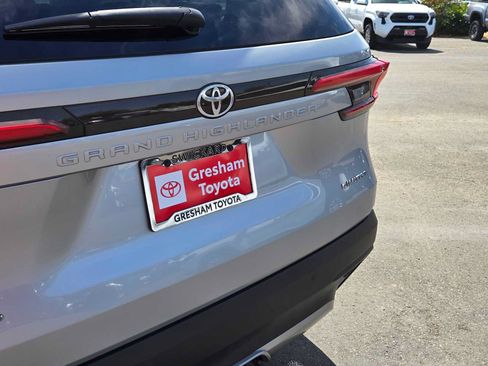 Used 2024 Toyota Grand Highlander AWD Hybrid image 15