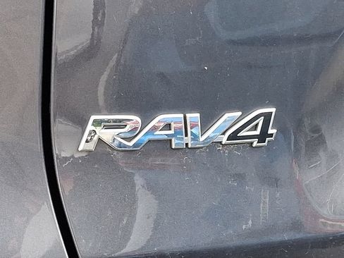 Used 2022 Toyota RAV4 LE AWD/4WD image 10