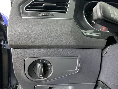 Used 2018 Volkswagen Tiguan SE w/ Panoramic Sunroof Package FWD image 16
