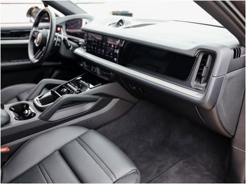 Certified 2025 Porsche Cayenne Coupe image 27