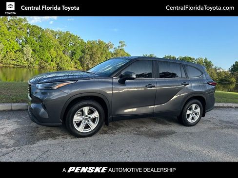 Used 2025 Toyota Highlander LE image 1