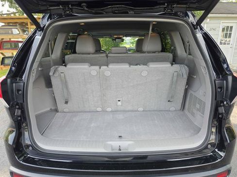 Used 2017 Toyota Highlander XLE AWD/4WD image 14