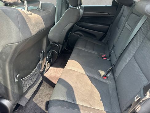 Used 2018 Jeep Grand Cherokee Laredo AWD/4WD image 12