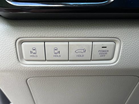 Used 2024 Kia Carnival EX FWD image 28