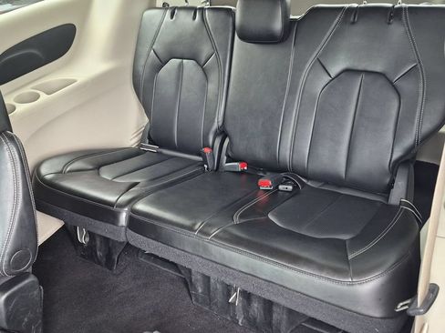Used 2024 Chrysler Pacifica Touring-L FWD image 29