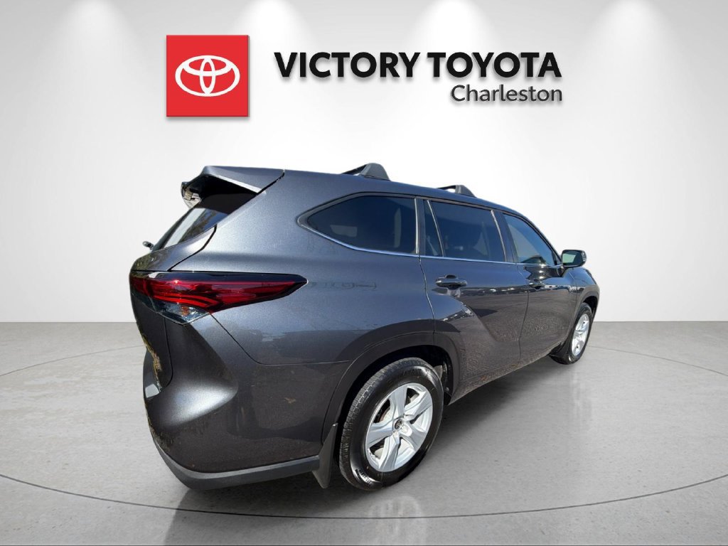 Used 2023 Toyota Highlander LE FWD image 7