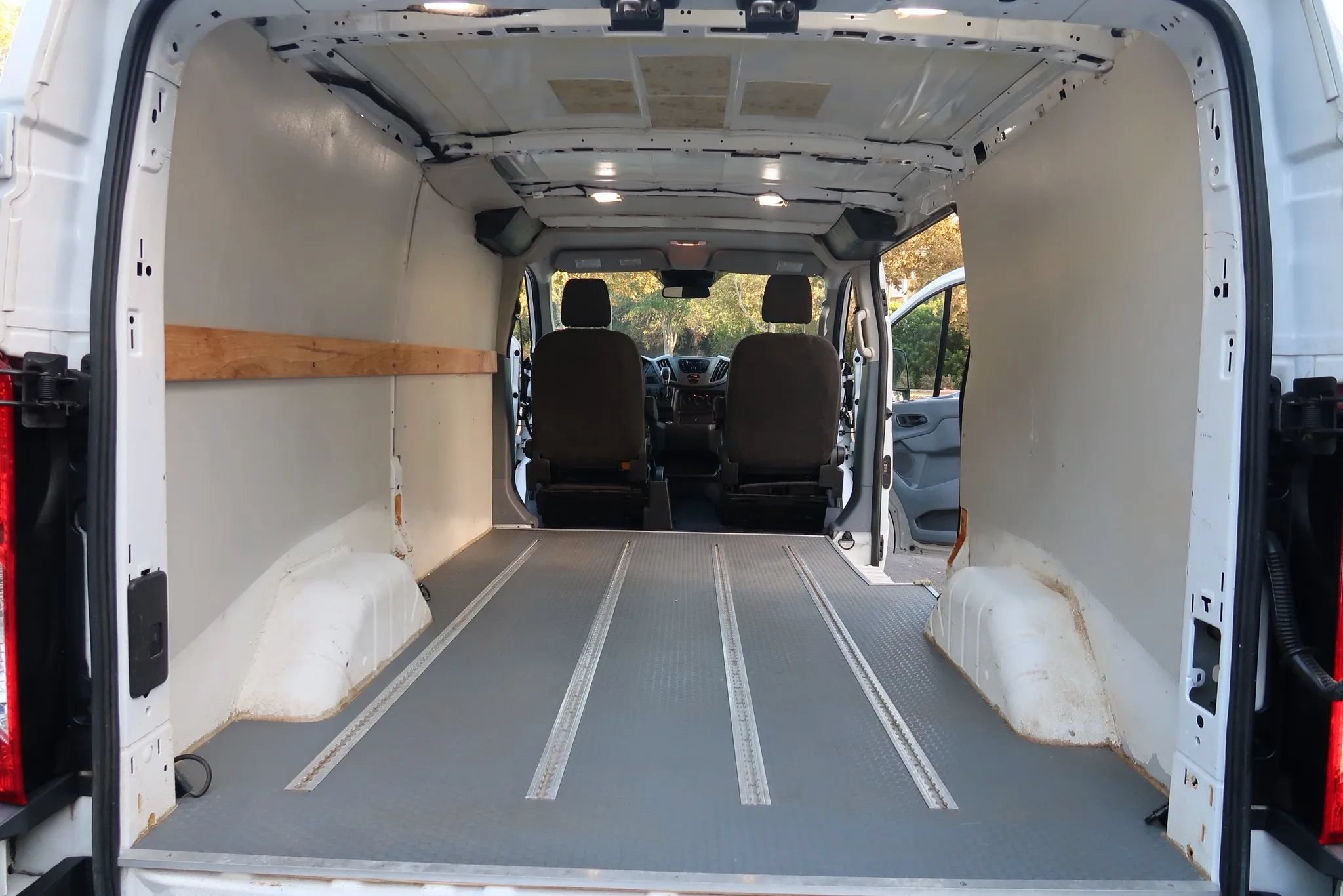 Used 2018 Ford Transit 250 130 Low Roof w/ Exterior Upgrade Package RWD image 18