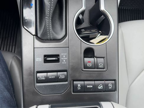 Used 2022 Toyota Highlander XLE AWD/4WD image 24