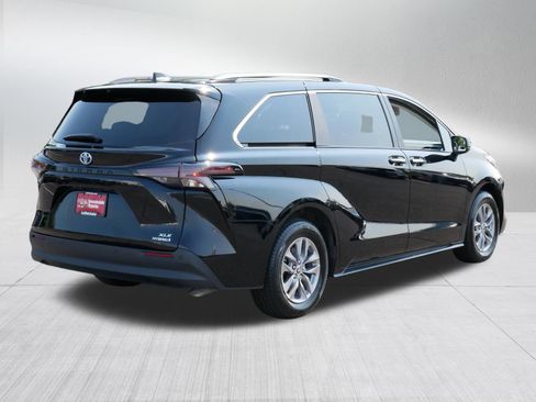 Used 2024 Toyota Sienna XLE FWD image 7