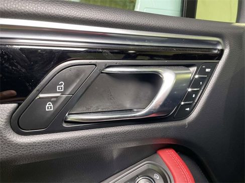 Used 2022 Porsche Macan image 38