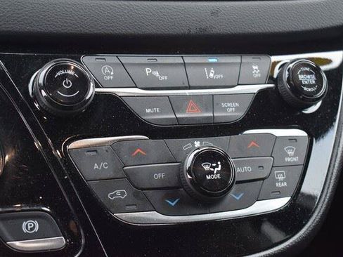 Used 2025 Chrysler Pacifica Select FWD image 30