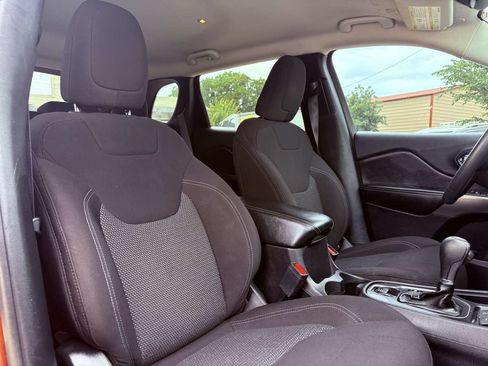 Used 2021 Jeep Cherokee Latitude FWD image 13