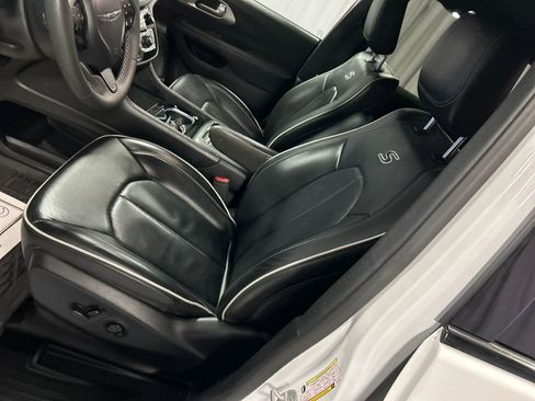 Used 2024 Chrysler Pacifica Limited w/ S Appearance Package image 12