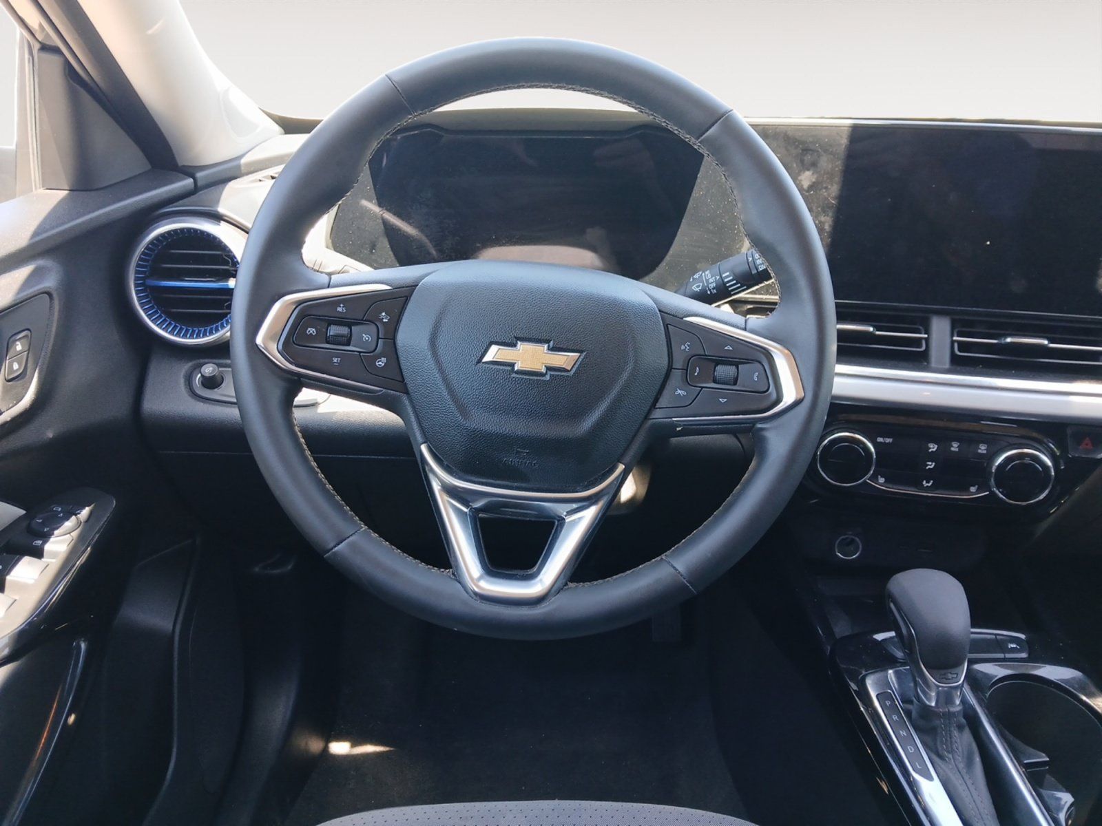 Used 2025 Chevrolet Trax LT w/ Sunroof Package FWD image 13