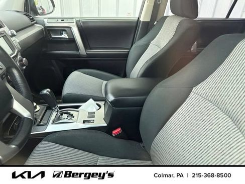 Used 2017 Toyota 4Runner SR5 AWD/4WD image 8