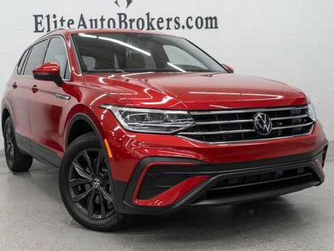 Used 2024 Volkswagen Tiguan SE w/ Panoramic Sunroof Package image 6