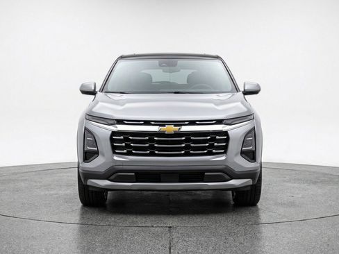 Used 2025 Chevrolet Equinox LT FWD image 2