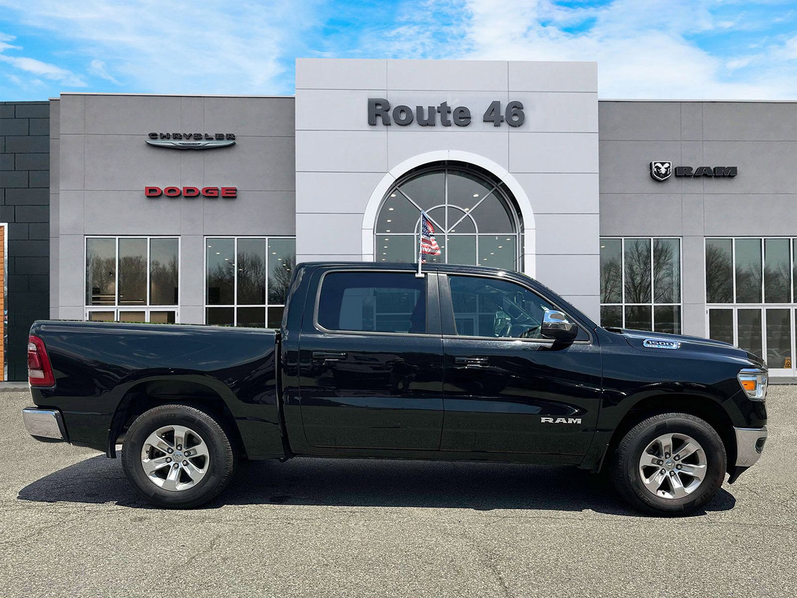 Used 2024 RAM 1500 Laramie AWD/4WD image 6