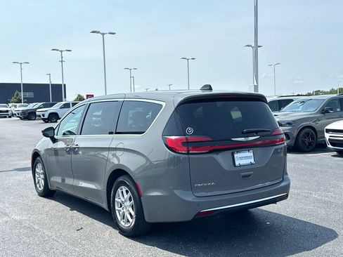 Used 2025 Chrysler Pacifica Select FWD image 5