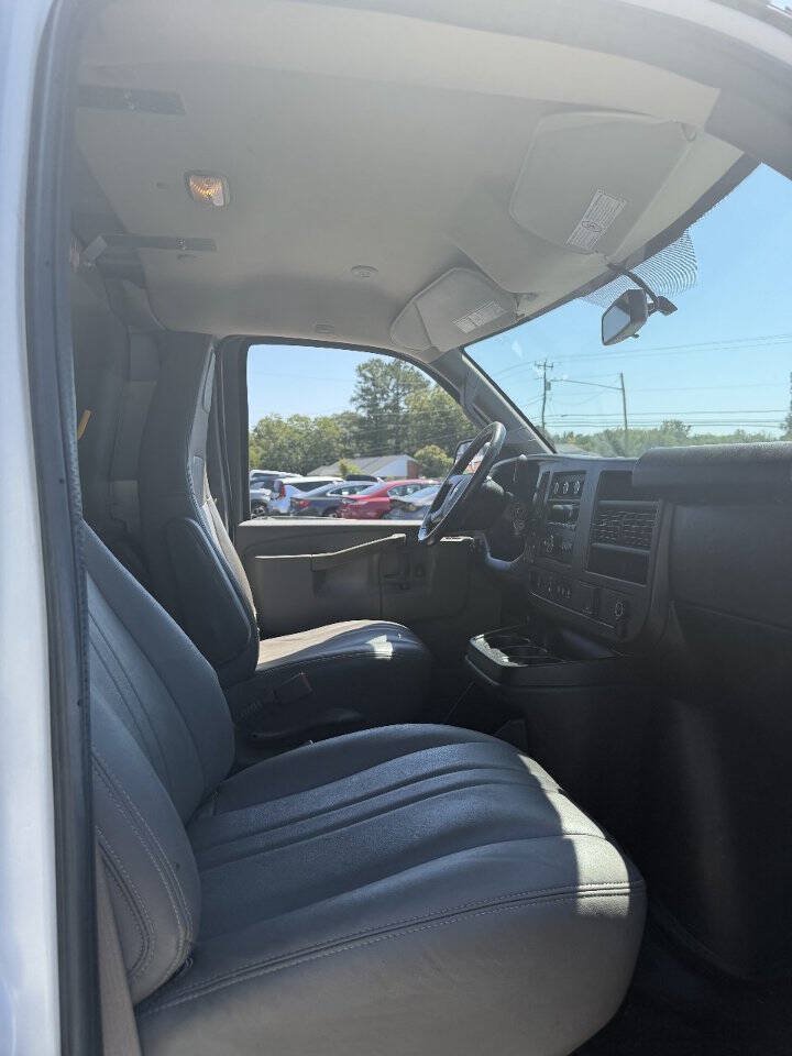 Used 2019 Chevrolet Express 2500 w/ Driver Convenience Package RWD image 10