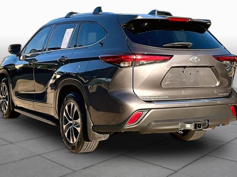 Used 2021 Toyota Highlander XLE AWD/4WD image 12
