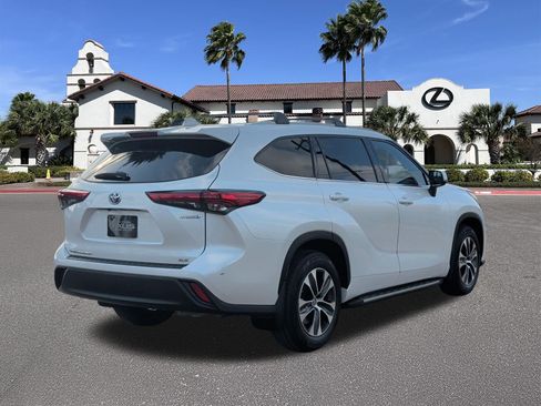 Used 2022 Toyota Highlander XLE FWD image 2