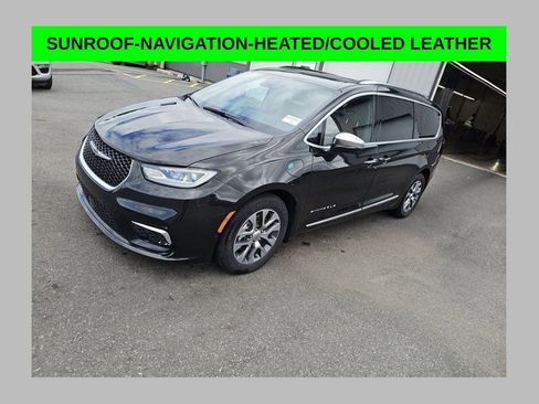 Used 2024 Chrysler Pacifica Pinnacle FWD image 1