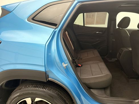 Used 2025 Chevrolet Trax RS w/ Sunroof Package FWD image 18