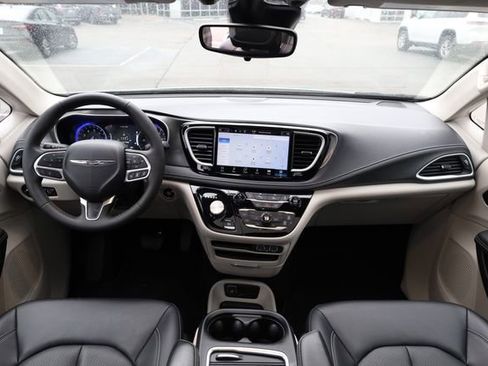 Used 2024 Chrysler Pacifica Touring-L image 12