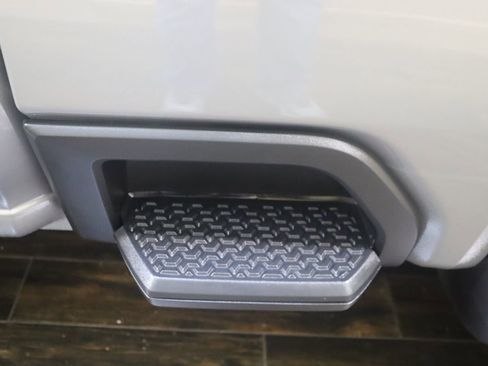 Used 2025 GMC Sierra 2500 AT4 image 28