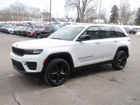 Used 2023 Jeep Grand Cherokee Altitude image 9