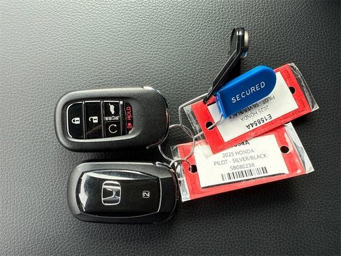 Certified 2025 Honda Pilot TrailSport image 3