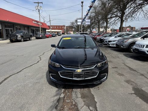 Used 2017 Chevrolet Malibu LT image 3