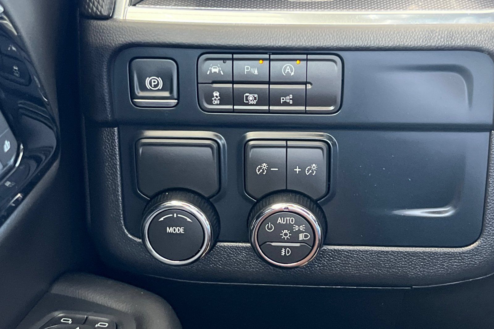 Used 2026 Chevrolet Suburban RST RWD image 39