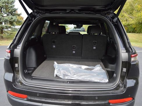 New 2025 Jeep Grand Cherokee Altitude image 33