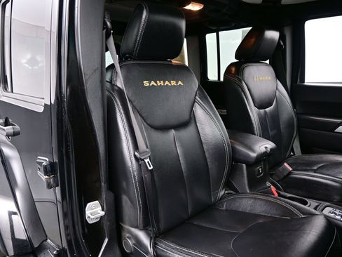 Used 2014 Jeep Wrangler Unlimited Sahara w/ Connectivity Group AWD/4WD image 15