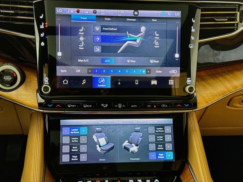 Used 2022 Jeep Grand Wagoneer Series III w/ Rear Seat Video Group 1 AWD/4WD image 16