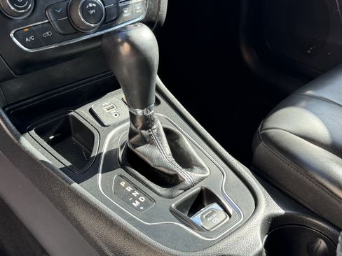Certified 2019 Jeep Cherokee Latitude Plus FWD image 27