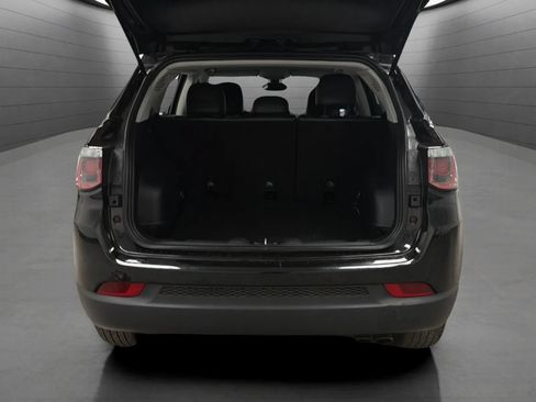 Used 2018 Jeep Compass Latitude w/ Popular Equipment Group FWD image 19