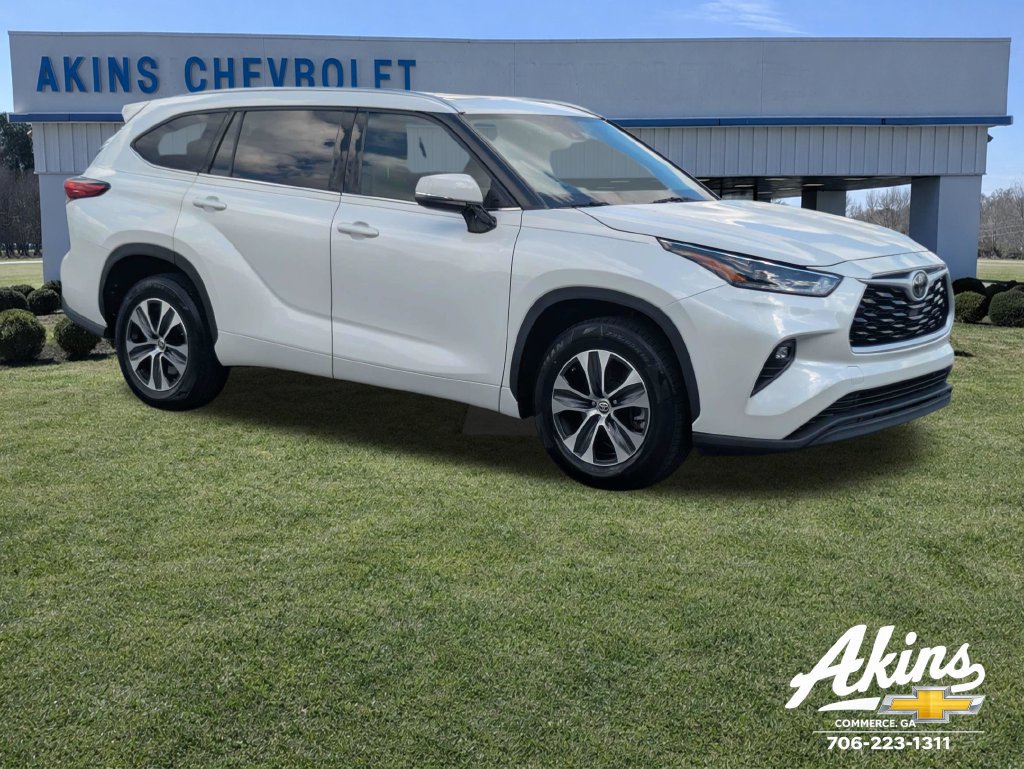 Used 2021 Toyota Highlander XLE FWD image 1
