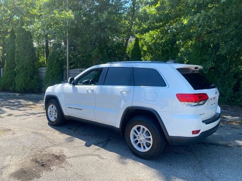 Used 2019 Jeep Grand Cherokee Laredo AWD/4WD image 3